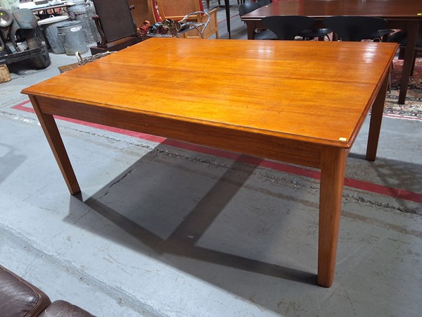 Lot 174 - DINING TABLE