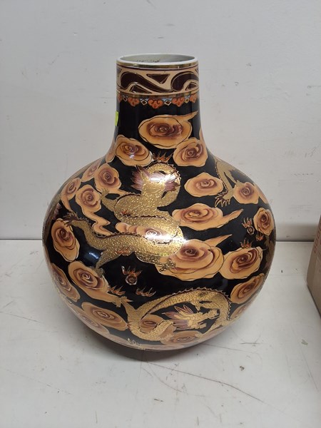 Lot 1280 - VASE