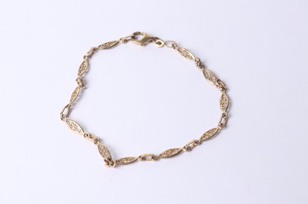 Lot 1029 - GOLD BRACELET