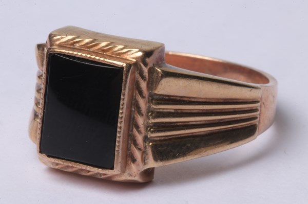 Lot 1024 - GOLD RING