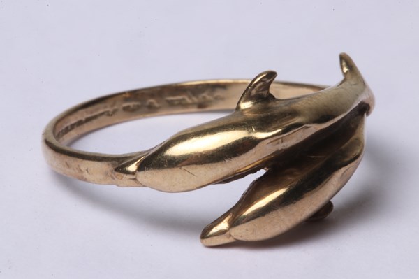 Lot 1025 - GOLD RING