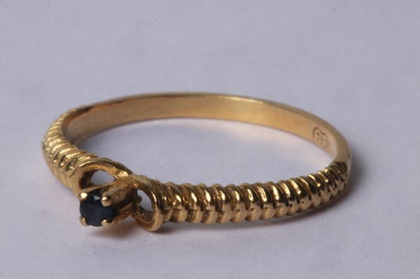 Lot 1027 - GOLD RING