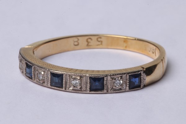 Lot 1044 - GOLD RING