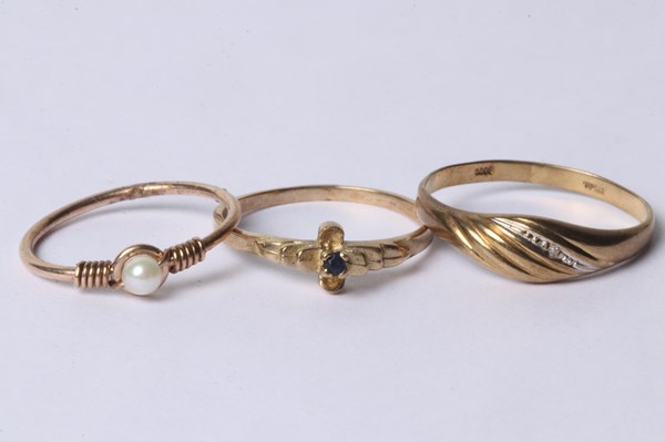 Lot 1045 - GOLD RINGS