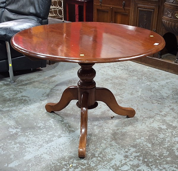 Lot 12 - CIRCULAR TABLE