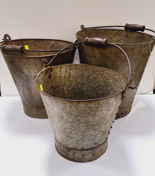 Lot 1232 - BUCKETS