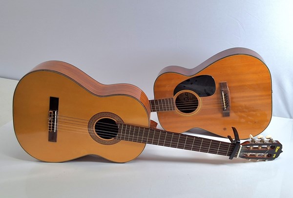 Lot 1305 - GUITARS