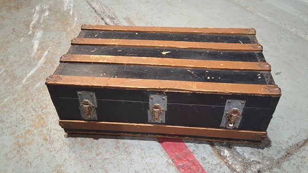 Lot 8 - TRAVEL TRUNK