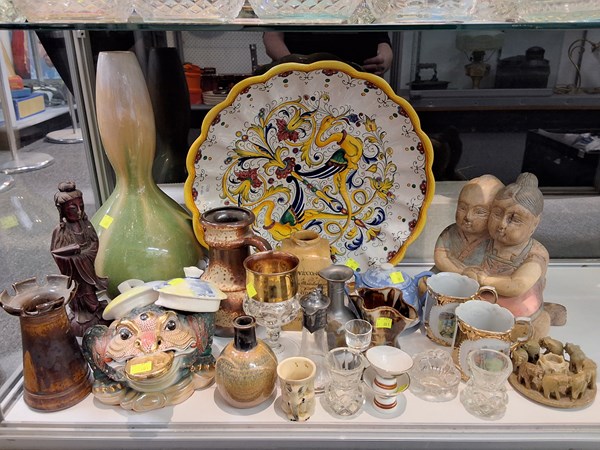 Lot 1405 - POTTERY & ORNAMENTS