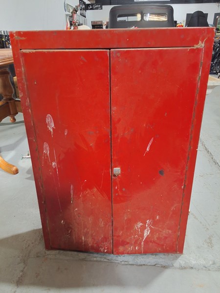 Lot 221 - TOOL CABINET