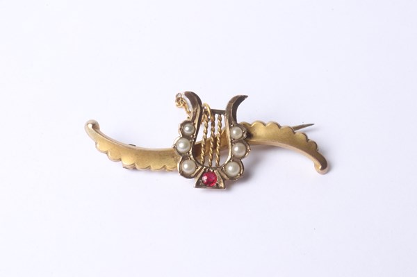 Lot 1046 - GOLD BROOCH