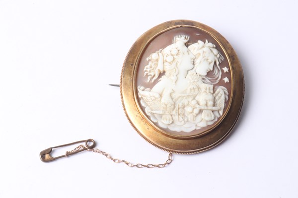 Lot 1033 - GOLD CAMEO BROOCH