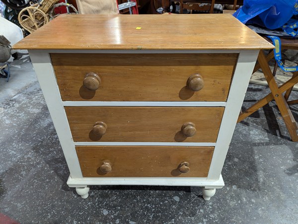 Lot 186 - CHEST OF DRAWERS