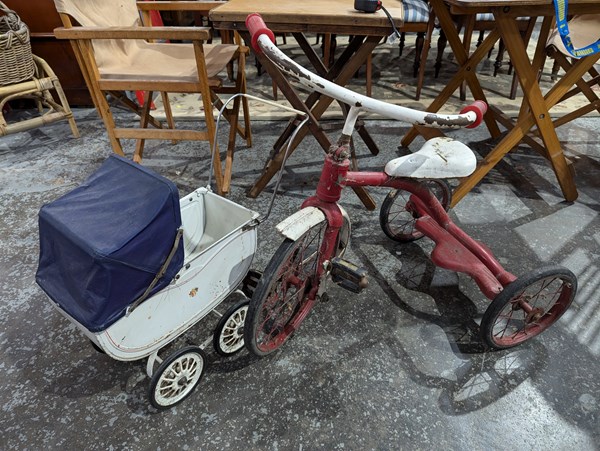 Lot 226 - TRICYCLE AND PRAM