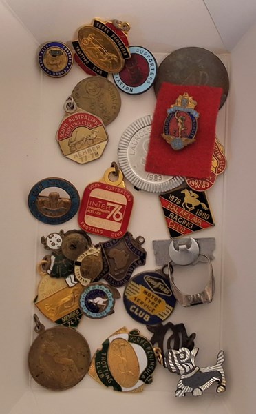 Lot 1295 - BADGES & TOKENS