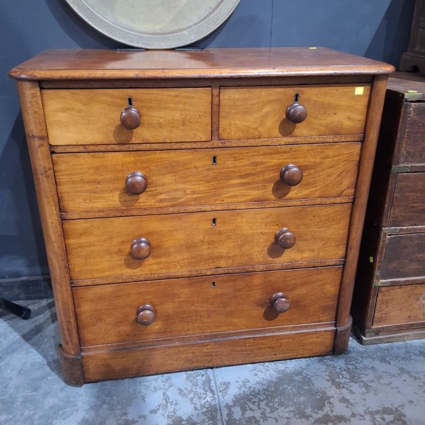 Lot 148 - CHEST OF DRAWERS