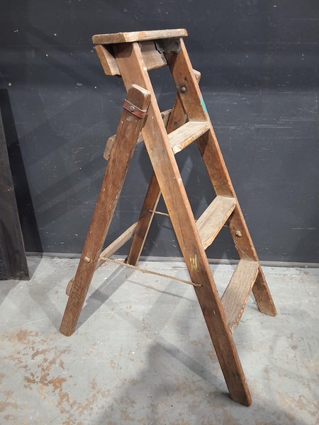 Lot 275 - STEP LADDER