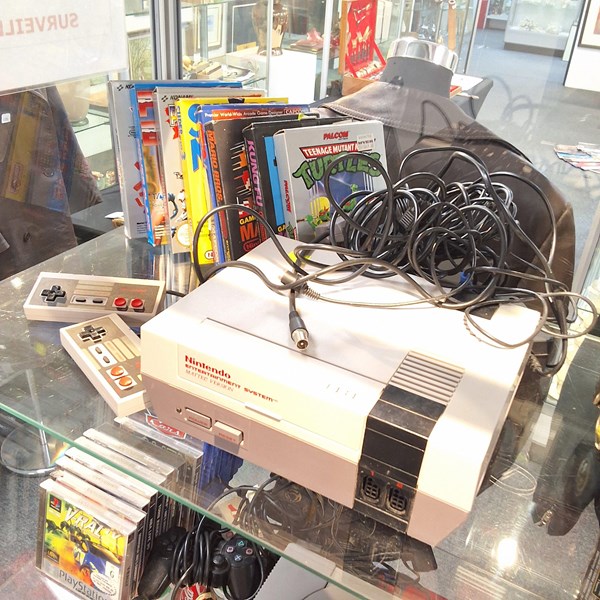 Lot 1434 - NINTENDO & GAMES