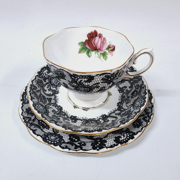 Lot 1061 - ROYAL ALBERT SEÑORITA