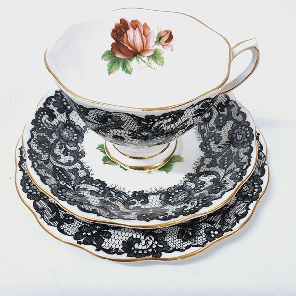 Lot 1063 - ROYAL ALBERT SEÑORITA