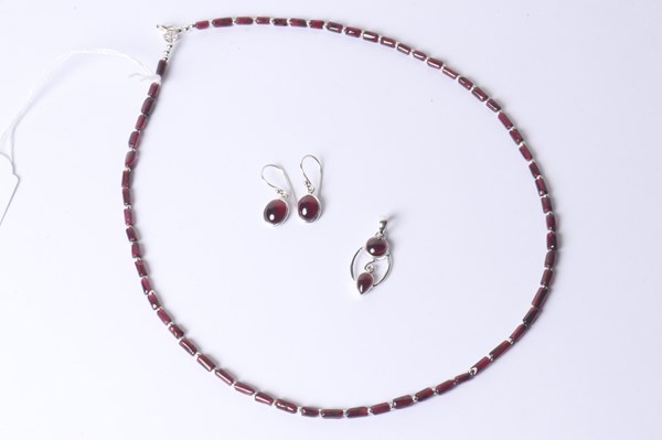 Lot 1011 - JEWELLERY SUITE