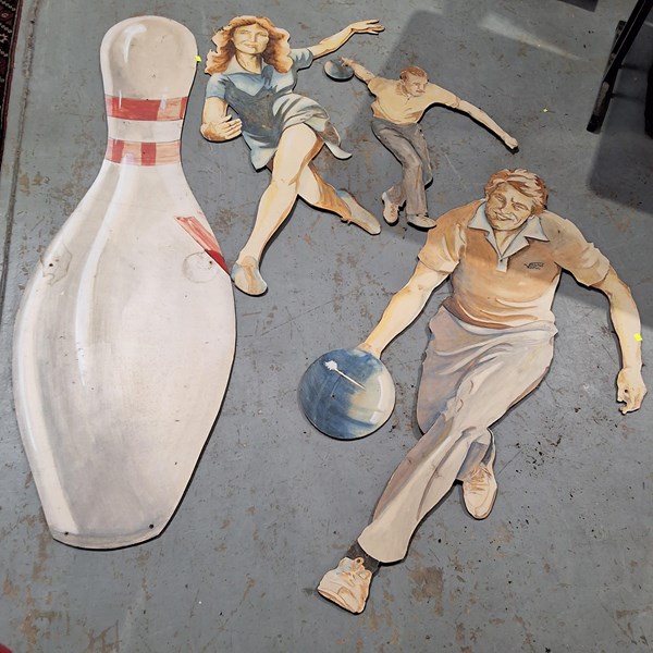 Lot 111 - BOWLING DISPLAYS