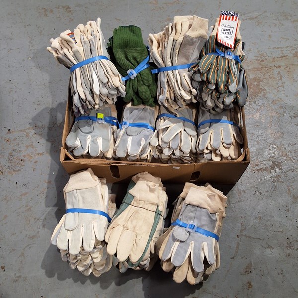 Lot 378 - WORK GLOVES