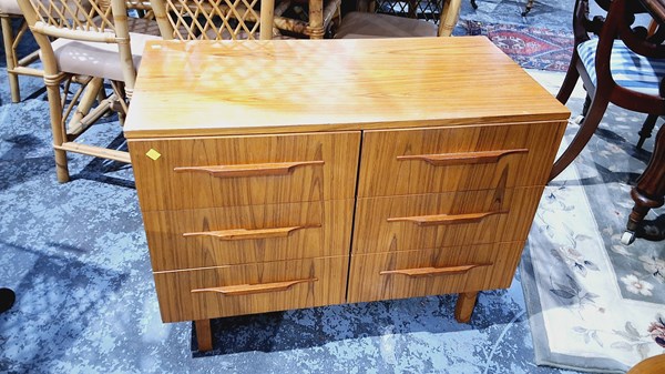 Lot 184 - CHEST OF DRAWERS