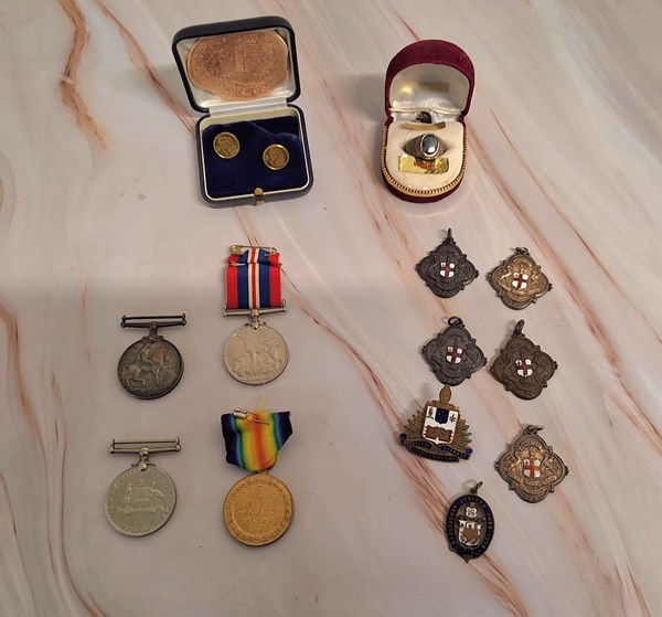 Lot 1077 - MEDALS & BADGES