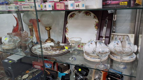 Lot 1500 - DECORATIVE CHINA & GLASS