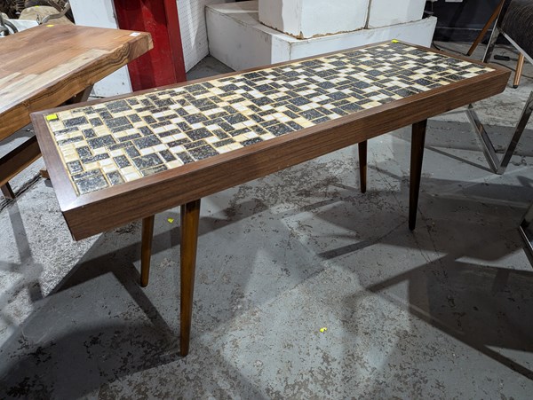 Lot 151 - COFFEE TABLE