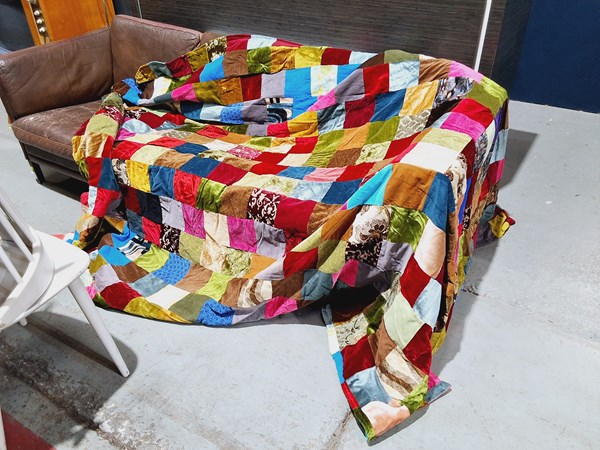 Lot 1424 - PATCHWORK QUILT