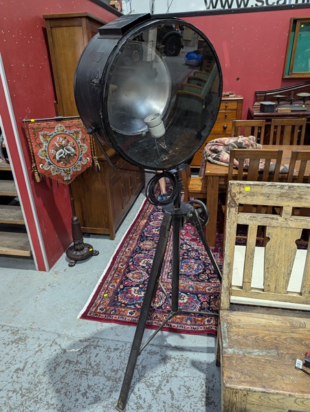 Lot 38 - STUDIO LIGHT