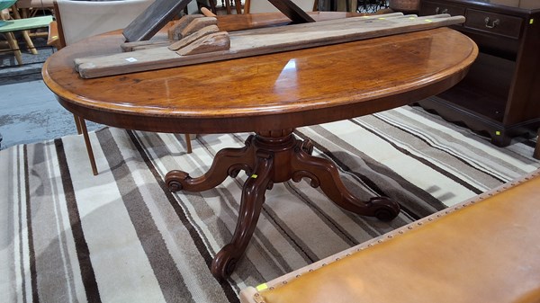 Lot 6 - LOO TABLE