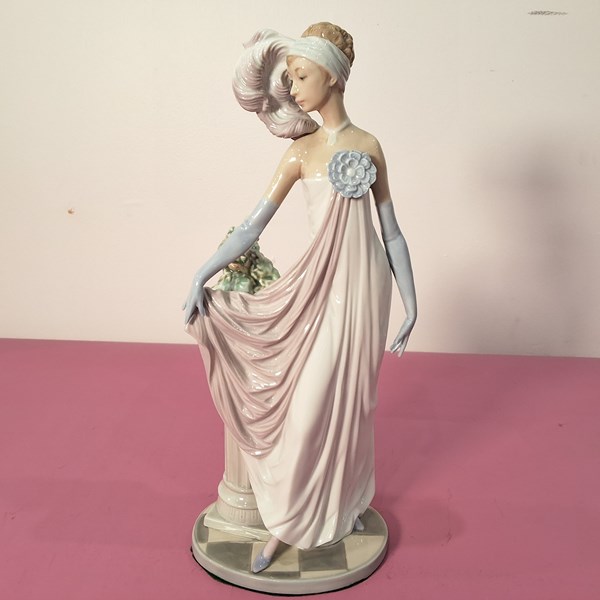 Lot 1236 - LLADRO FIGURE