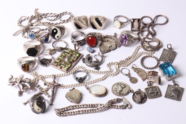 Lot 1058 - JEWELLERY