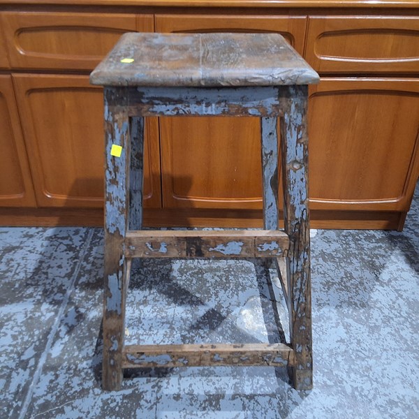 Lot 302 - STOOL