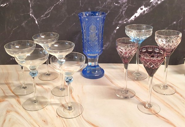 Lot 1374 - DECORATIVE GLASSWARE