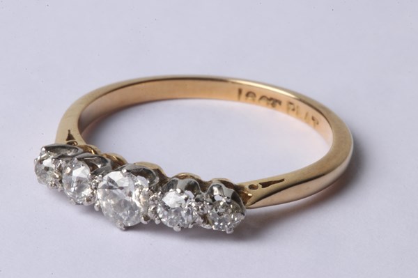 Lot 1001 - GOLD & DIAMOND RING