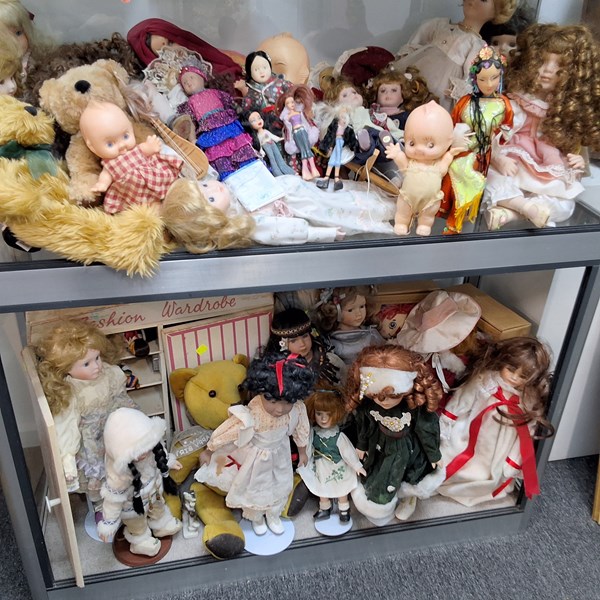 Lot 1489 - DOLLS!