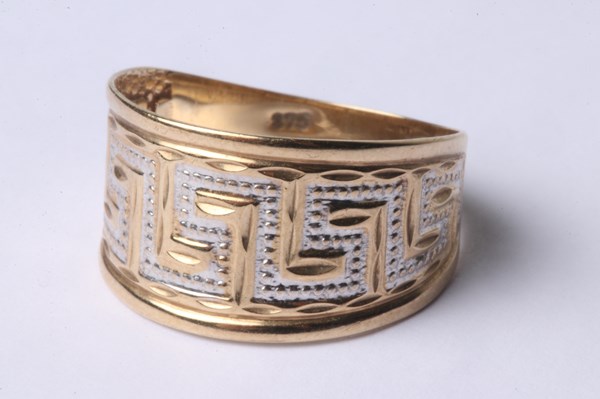 Lot 1005 - GOLD RING