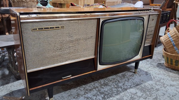 Lot 196 - TV CABINET