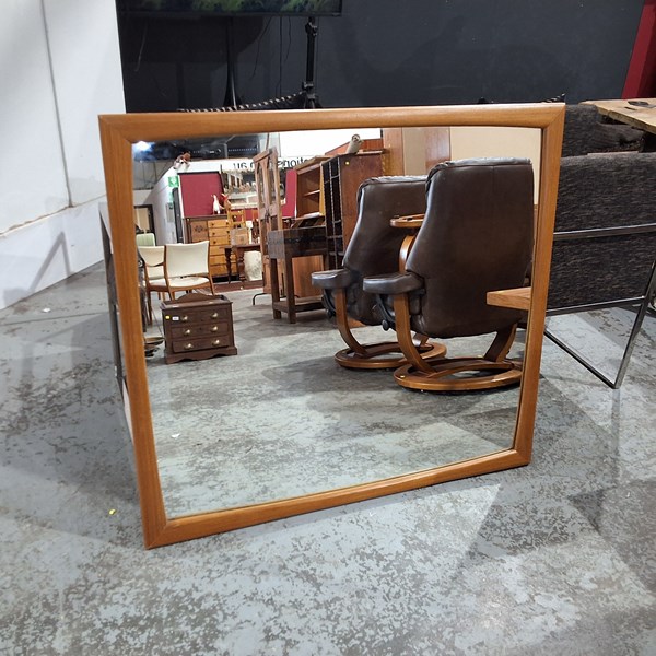 Lot 95 - WALL MIRROR