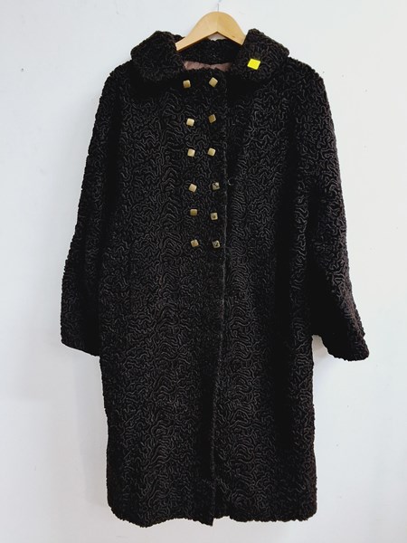 Lot 1421 - LAMBS WOOL COAT