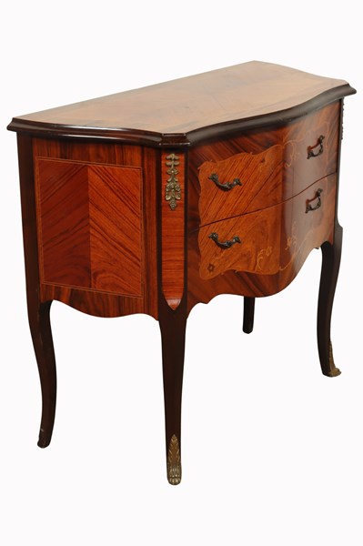 Lot 97 - PETITE COMMODE