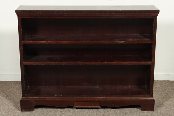 Lot 124 - BOOKSHELF