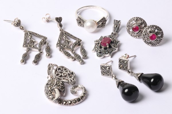 Lot 1056 - JEWELLERY