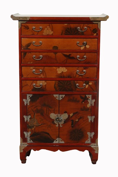 Lot 109 - PETITE CHEST OF DRAWERS