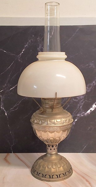 Lot 1470 - KEROSENE LAMP