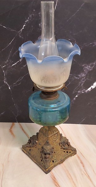 Lot 1462 - KEROSENE LAMP